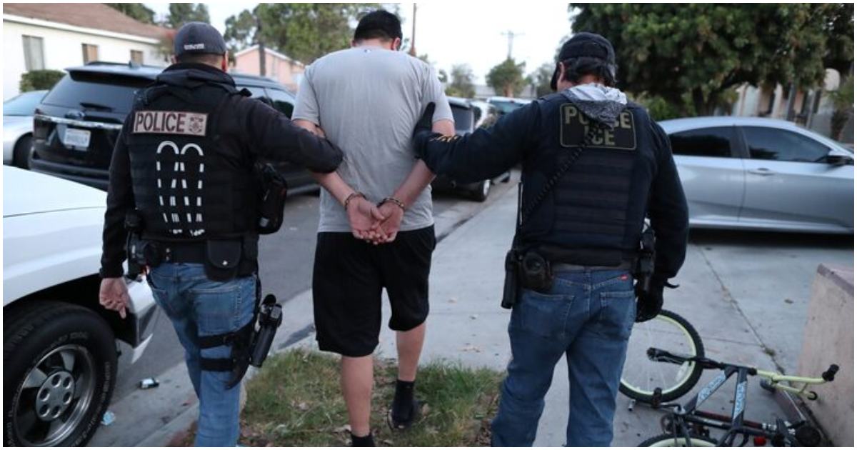 ক্যালিফোর্নিয়ার প্যারামাউন্টের একটি বাসা থেকে ২০২০ সালের ১ মার্চ মেক্সিকোর এক অভিবাসীকে গ্রেপ্তার করেন আইস কর্মকর্তারা। ছবি: রয়টার্স